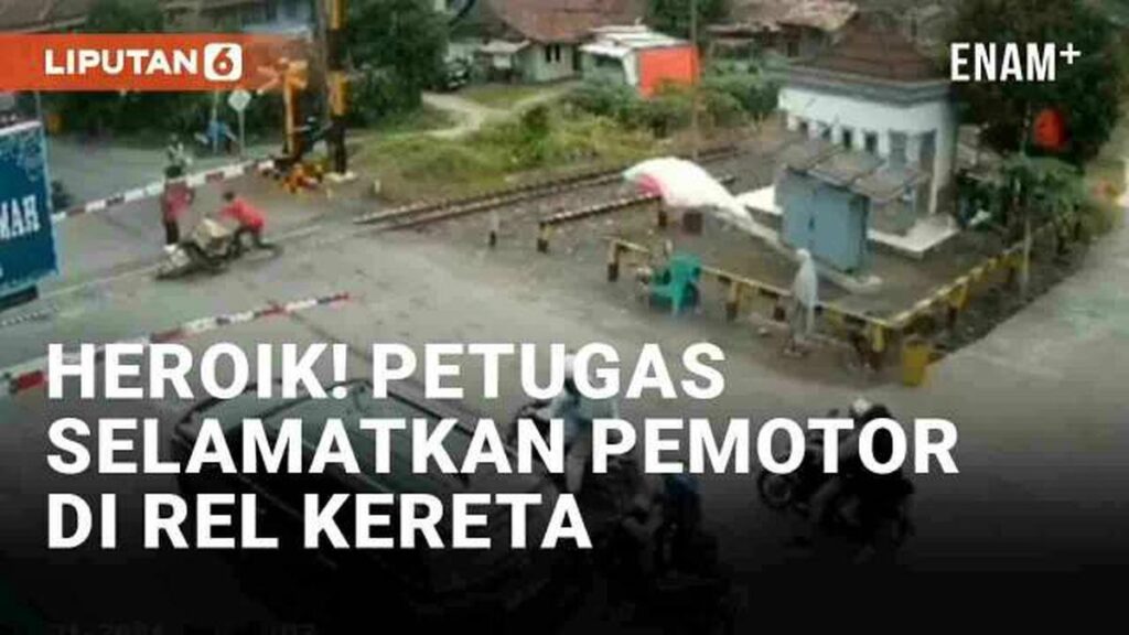 VIDEO: Detik-detik Aksi Heroik Petugas Selamatkan Sepeda Motor yang Nyaris Tertabrak Kereta Api