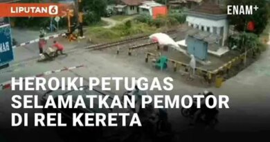 VIDEO: Detik-Detik Aksi Heroik Petugas Selamatkan Pemotor yang Nyaris Disambar Kereta