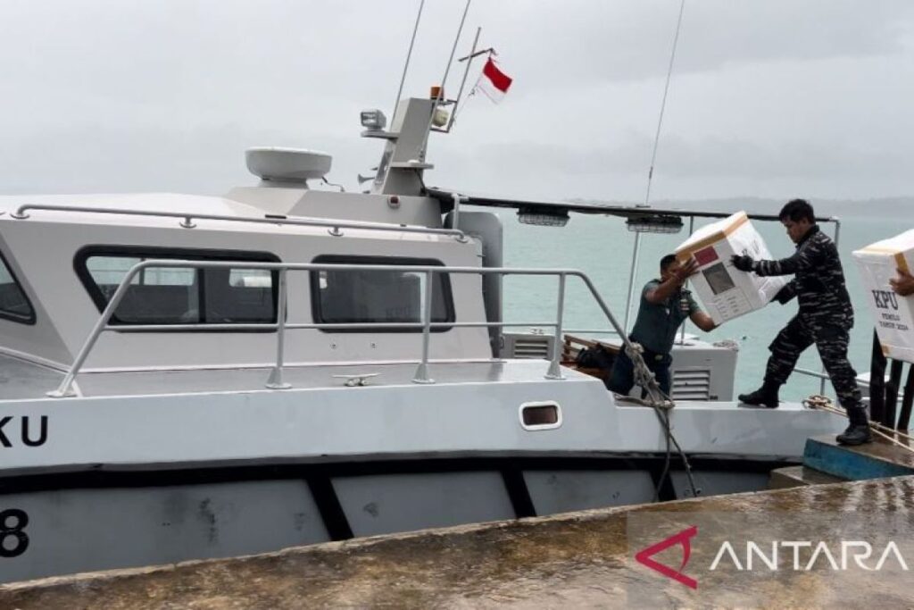 Kapal-kapal TNI AL bantu distribusi logistik pemilu ke pulau-pulau 3T