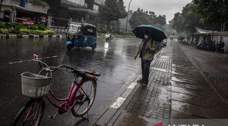 BMKG: hujan disertai petir akan guyur wilayah Jakarta pada Sabtu malam