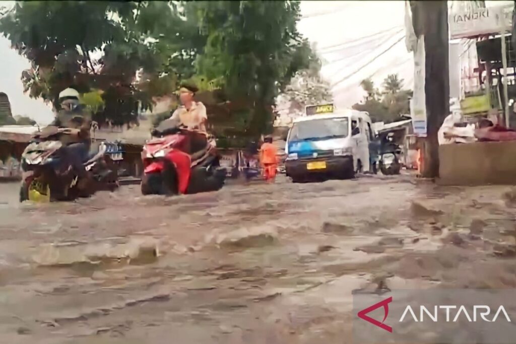 Hingga Jumat malam, dua ruas jalan di Jaktim tergenang