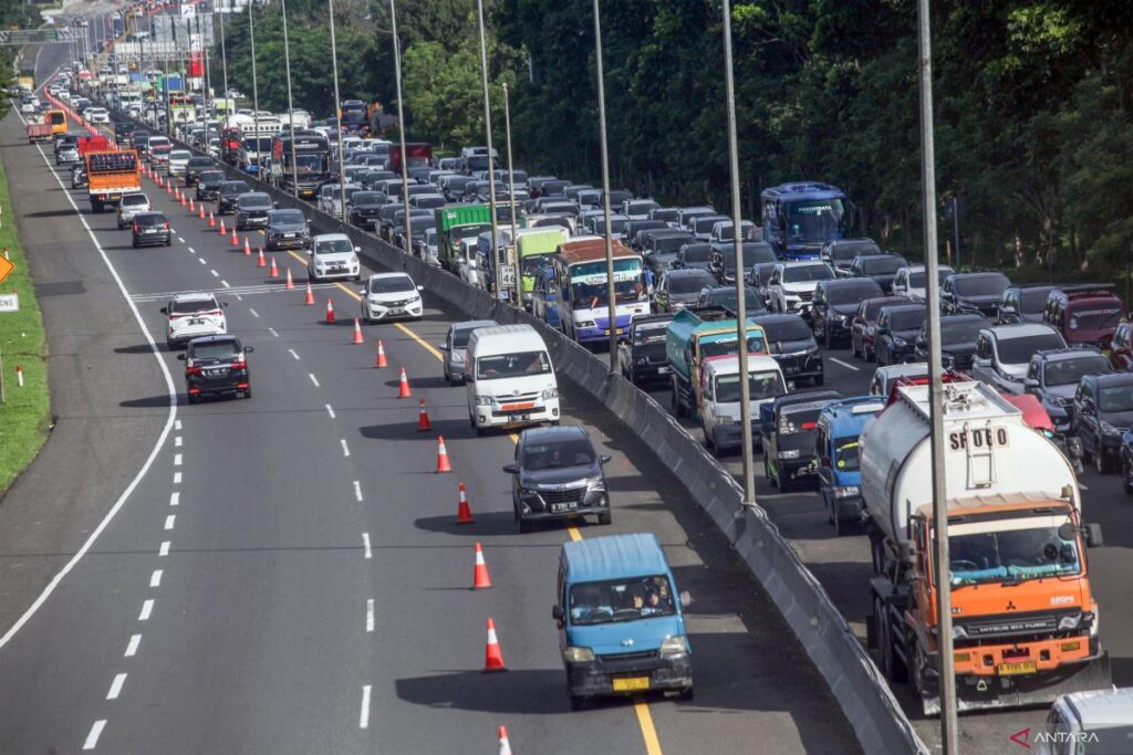 Padatnya kendaraan di Puncak Bogor saat libur panjang