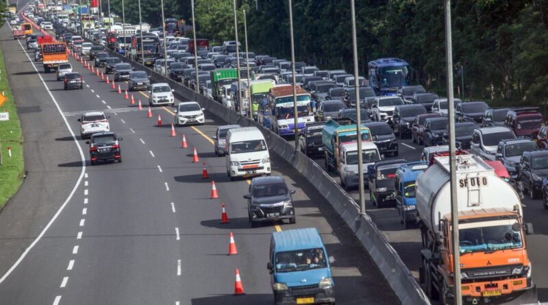 Padatnya kendaraan di Puncak Bogor saat libur panjang