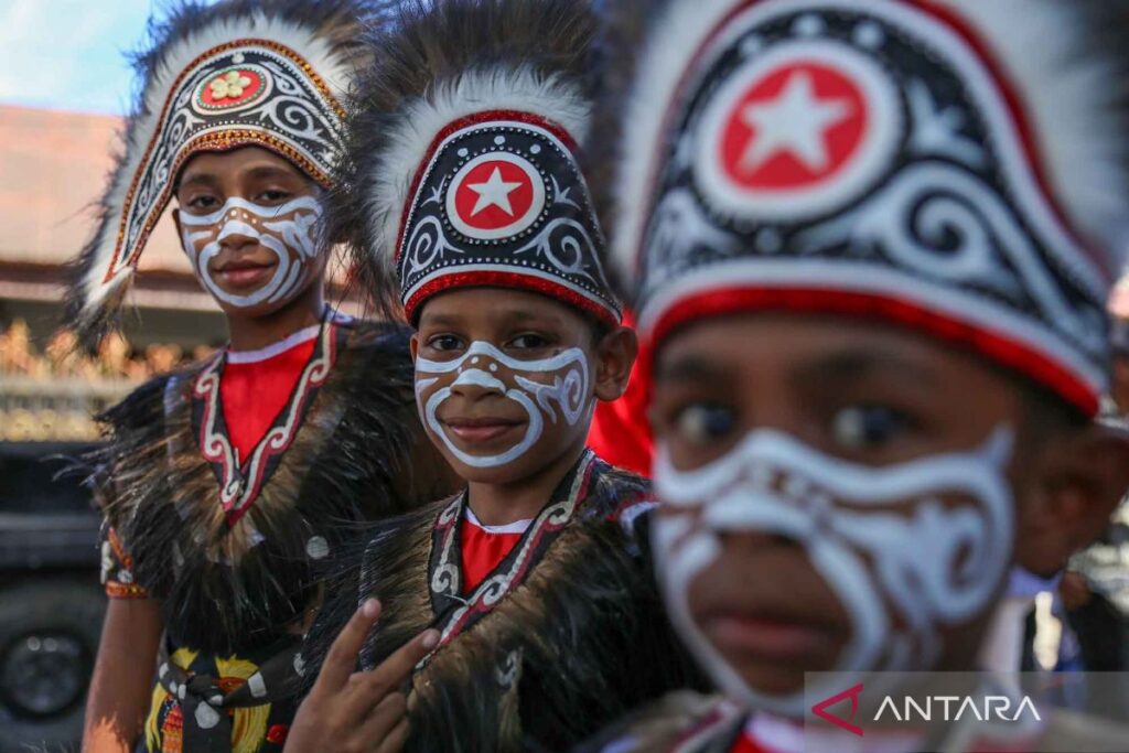 Pawai budaya HUT Pekabaran Injil di Papua Barat