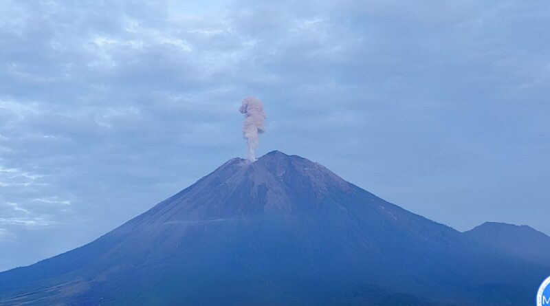 Gunung Semeru mengalami ratusan kali aktivitas kegempaan dalam sehari