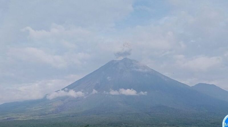 Gunung Semeru dua kali erupsi dengan letusan setinggi 800 meter