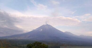Gunung Semeru erupsi lagi dengan ketinggian letusan tak teramati