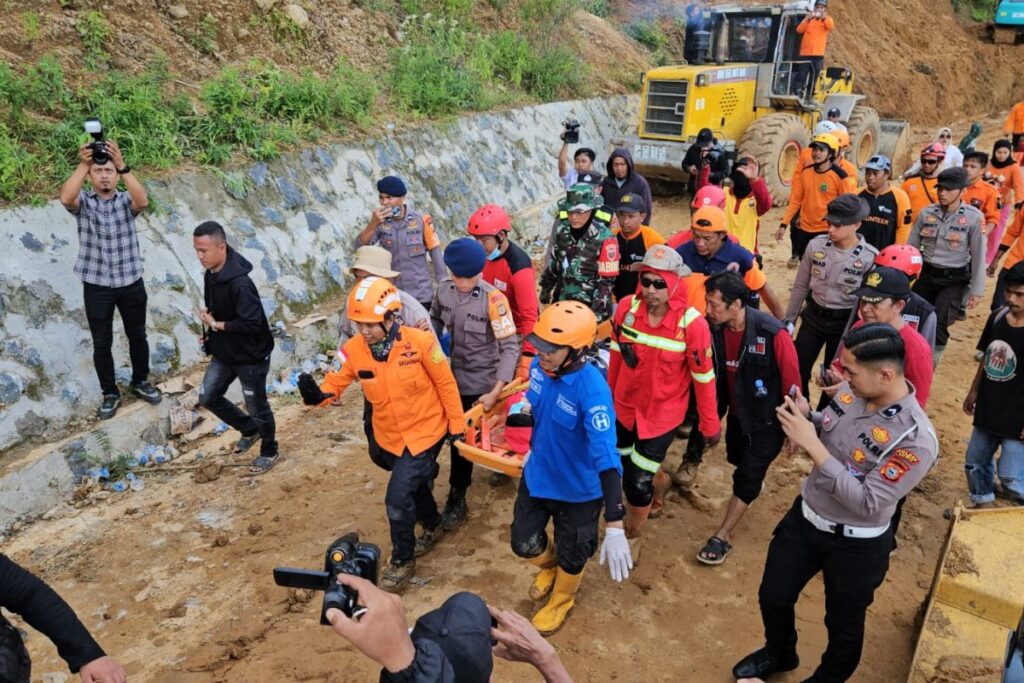 Basarnas Makassar sebut korban longsor di Luwu bertambah