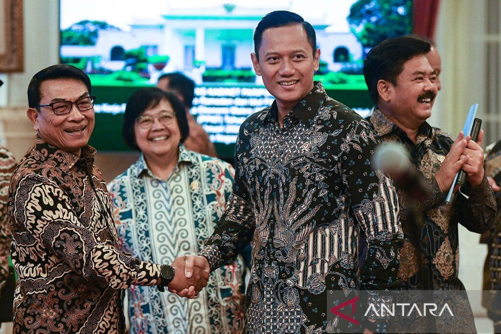 Moeldoko dan AHY berjabat tangan di Istana sita perhatian wartawan