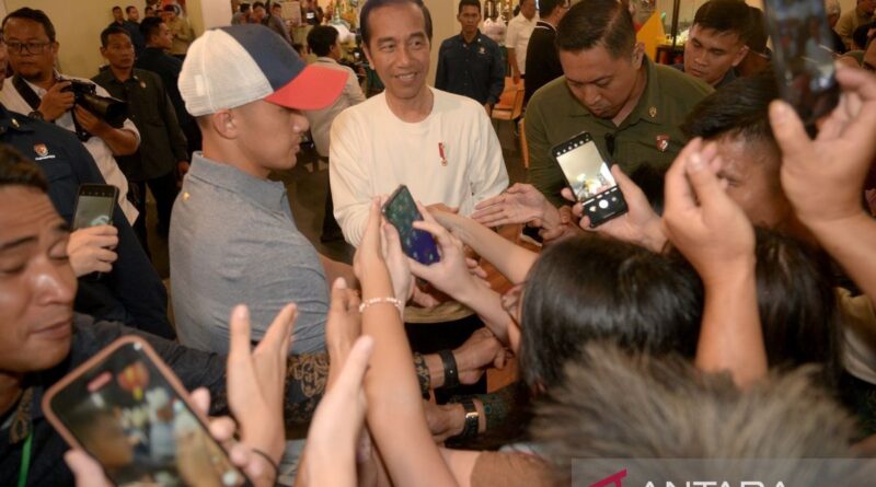 Presiden Joko Widodo kunjungi pusat perbelanjaan di Manado