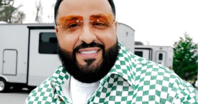 Aksi lucu DJ Khaled saat digendong petugas saat tampil di Miami