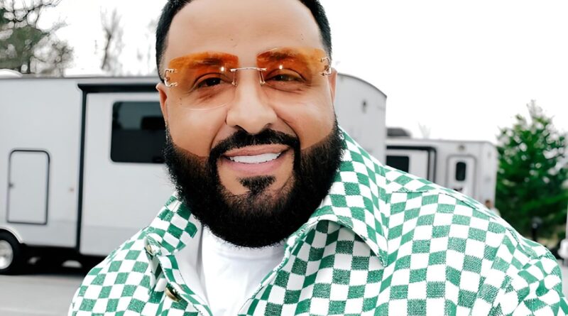 Aksi lucu DJ Khaled saat digendong petugas saat tampil di Miami