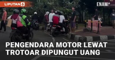 VIDEO: Detik-detik Pengendara Motor Lewat Trotoar Dipungut Uang di Jakarta Pusat