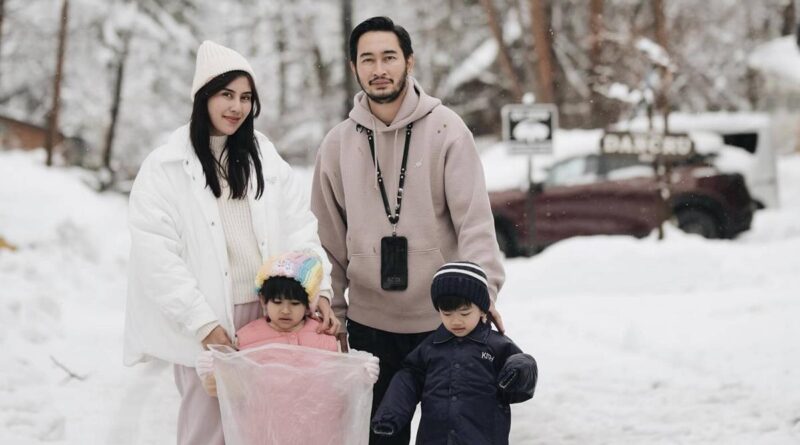 Potret liburan keluarga Syahnaz Sadiqah dan Jeje ke Jepang, asyik bermain salju bersama anak