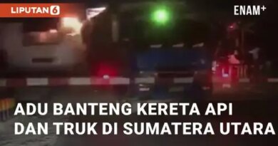 VIDEO: Detik-detik Adu Banteng Antara Kereta Api dan Truk di Sumatera Utara
