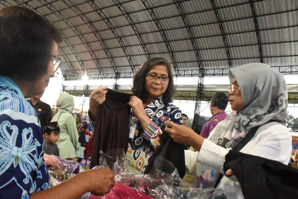 PJ Wali Kota Kediri belanja produk UMKM Kelurahan Ngronggo 