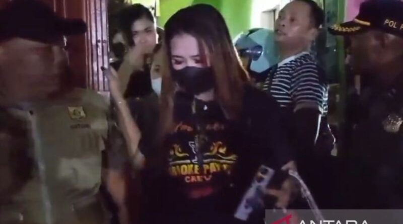 Satpol PP Bogor bubarkan puluhan pemandu lagu di tempat hiburan malam