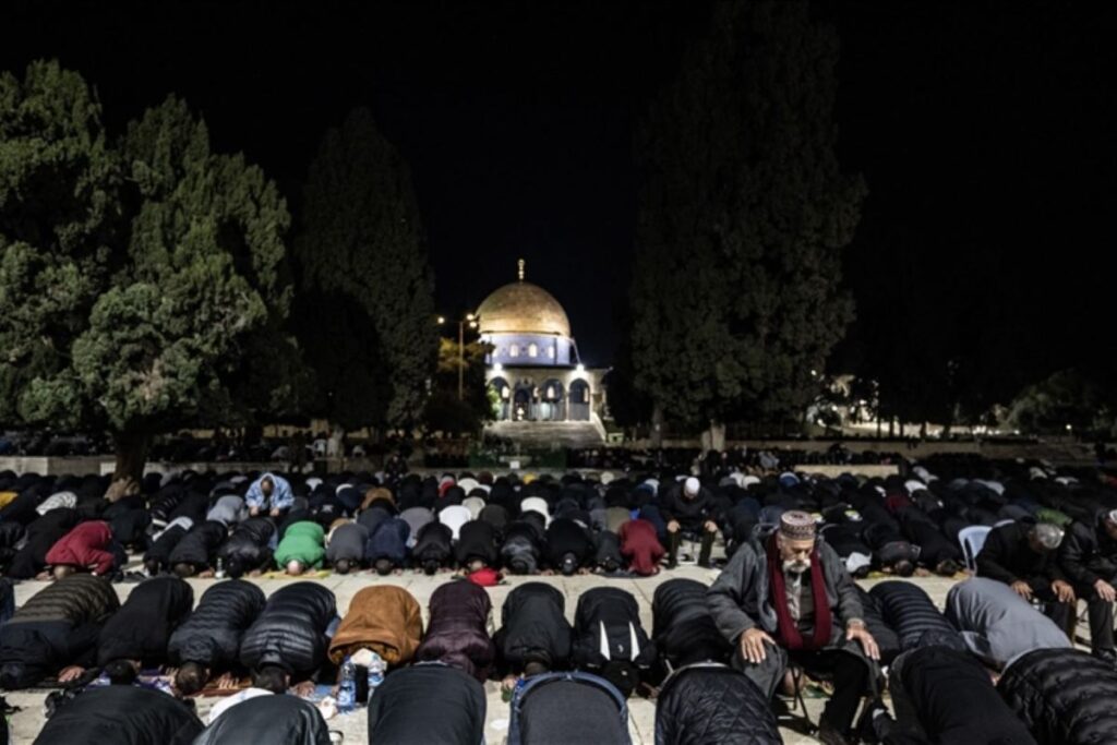 50.000 warga Palestina tarawih di Al-Aqsa, meski dibatasi Israel