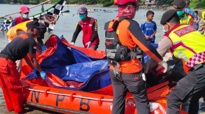 Tim gabungan evakuasi tiga mayat Rohingnya ke daratan Aceh Jaya