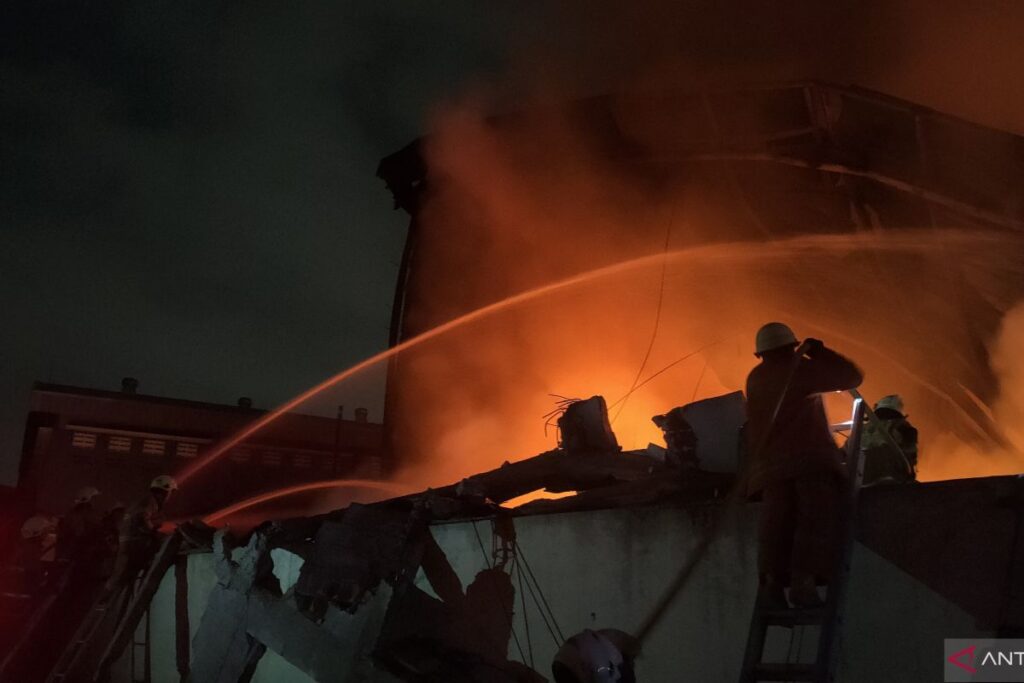Pemadam akui kesulitan padamkan kebakaran gudang di Cengkareng Jakbar