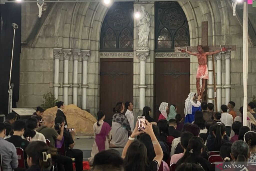 Ratusan jemaat ikuti prosesi Jalan Salib Jumat Agung di Katedral