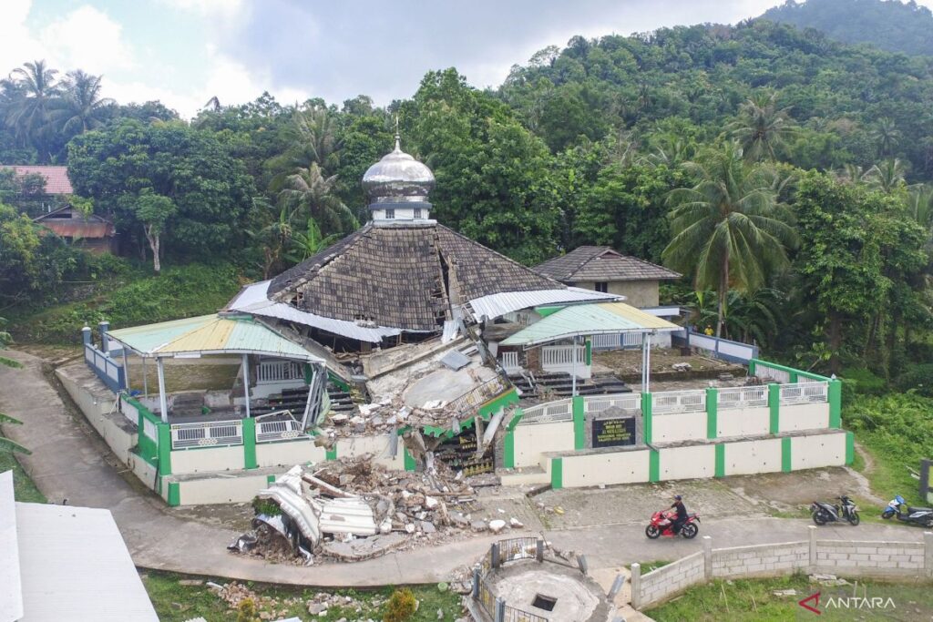 Kerusakan di Pulau Bawean akibat gempa bumi