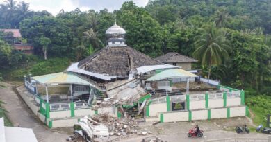 Kerusakan di Pulau Bawean akibat gempa bumi