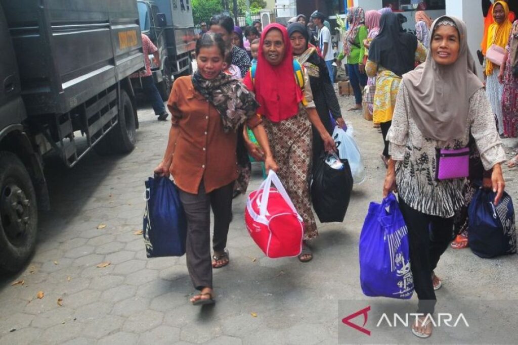 Pengungsi korban banjir Demak mulai dipulangkan ke daerah asal secara bertahap