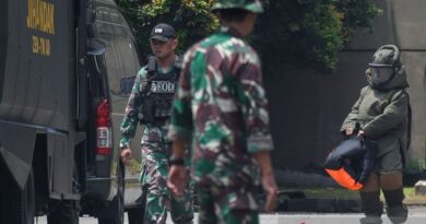Jihandak Zeni TNI AD sisir material serpihan ledakan di sekitar perumahan