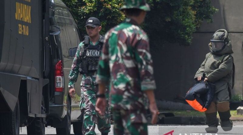Jihandak Zeni TNI AD sisir material serpihan ledakan di sekitar perumahan
