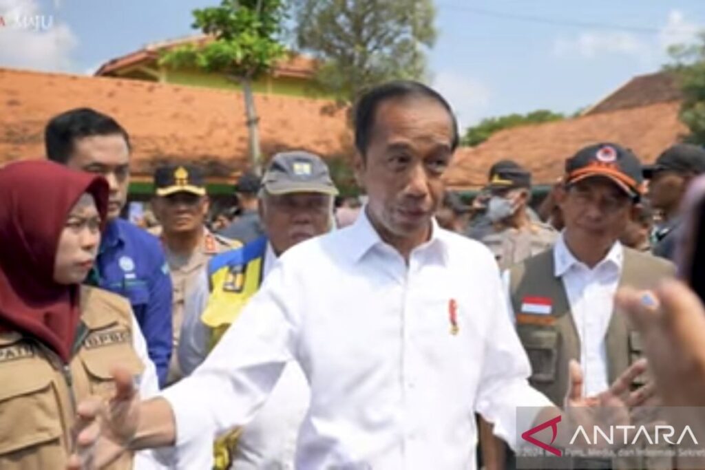 Jokowi: Banjir Demak diatasi lewat perbaikan tanggul hingga geser awan