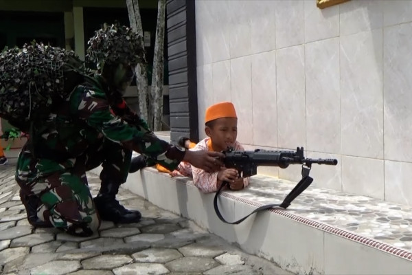 Menanamkan semangat juang, siswa TK dikenalkan dengan senapan TNI