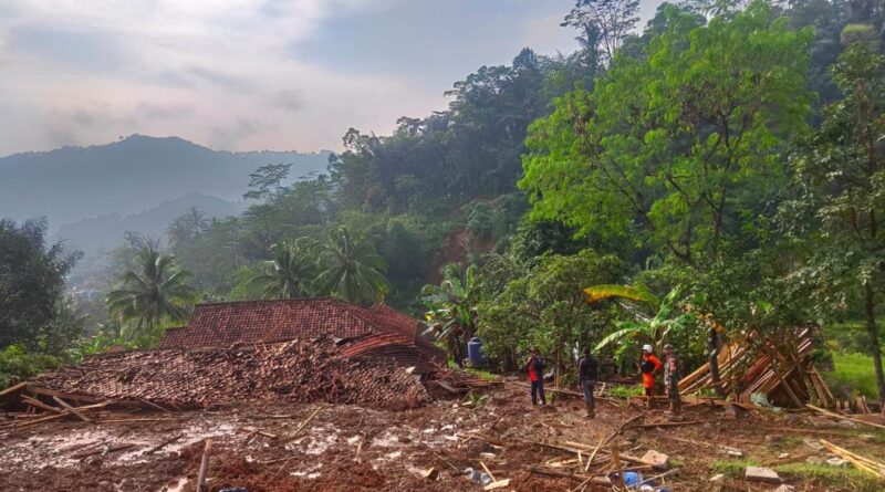 BNPB: Sembilan warga hilang akibat banjir dan longsor di Bandung Barat