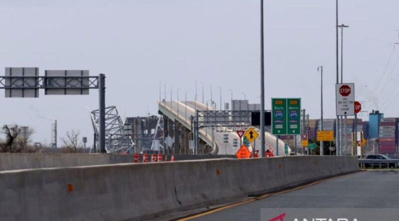 Enam orang dinyatakan hilang setelah jembatan di Baltimore ambruk