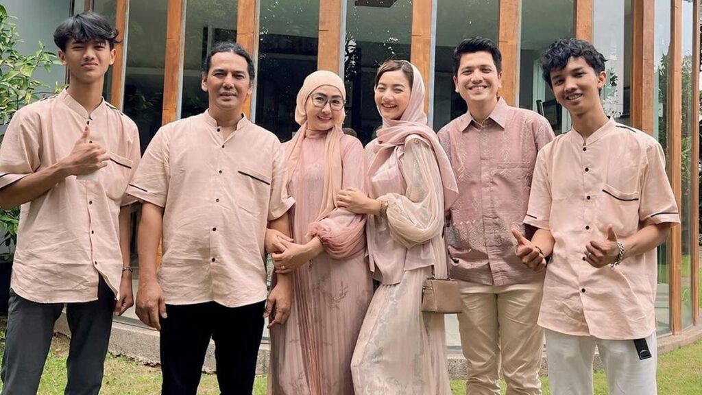 Potret Glenca Chysara Rayakan Idul Fitri Bersama Keluarga, Ada Bunga Poppy
