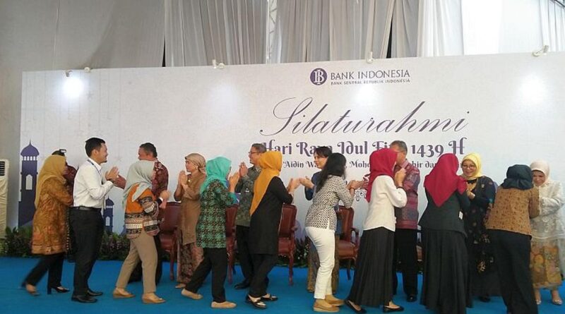 Penulisan Halal bi Halal yang Benar, Tradisi Persahabatan di Indonesia