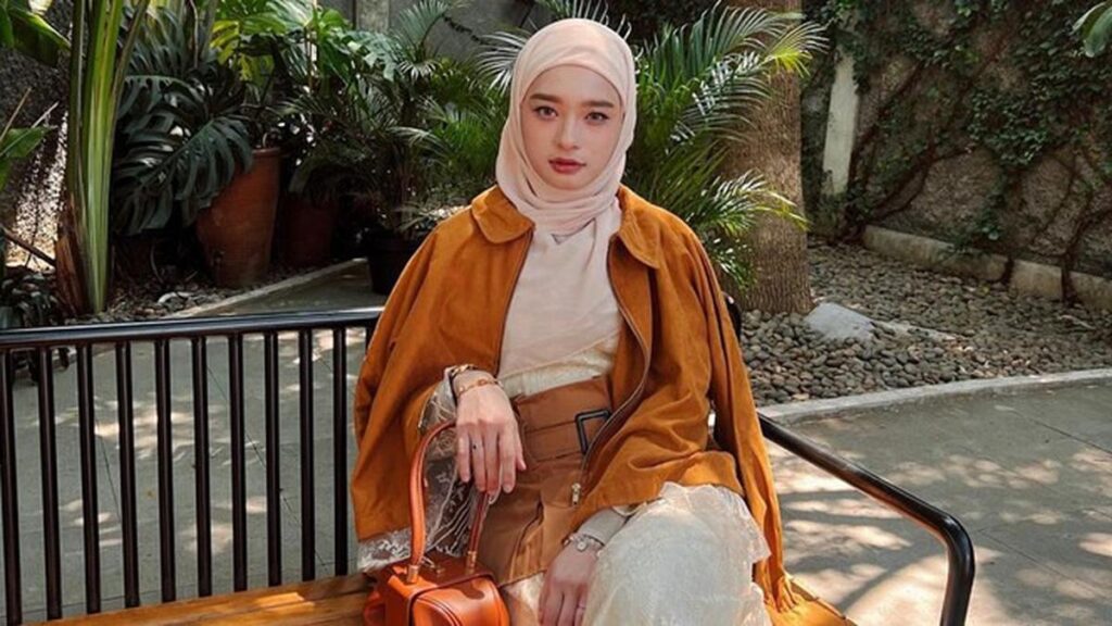 7 Gaya OOTD Hijab Inara Rusli Ini Bisa Jadi Inspirasi Busana Lebaran