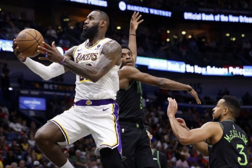 LeBron akhiri musim ke-21 dengan triple-double