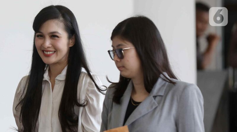 7 Potret Sandra Dewi Kunjungi Kejagung Terkait Kasus Korupsi Suaminya, Tetap Santai