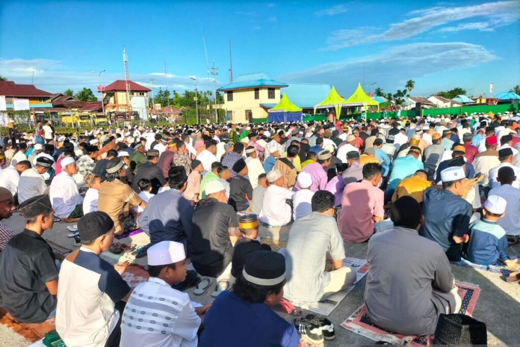 Ribuan umat Muslim  Sorong Selatan Shalat Idul Fitri di bandara