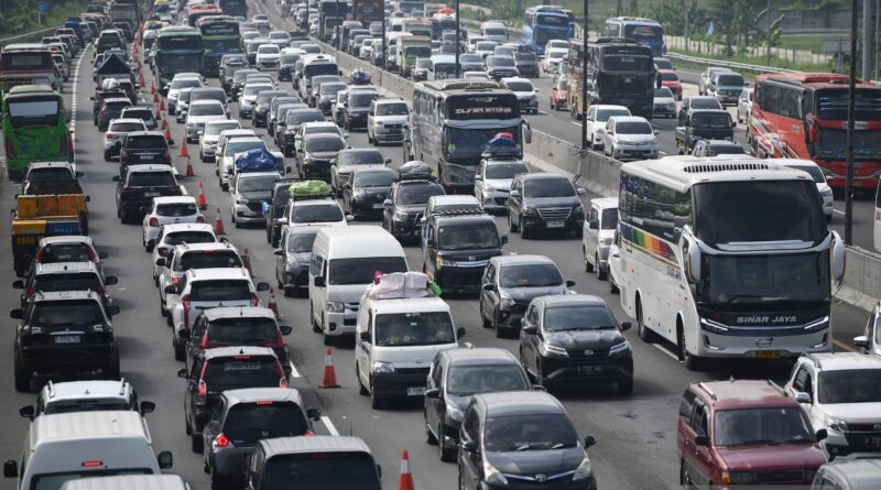 Kemacetan kendaraan pemudik saat arus balik Lebaran di Tol Jakarta-Cikampek