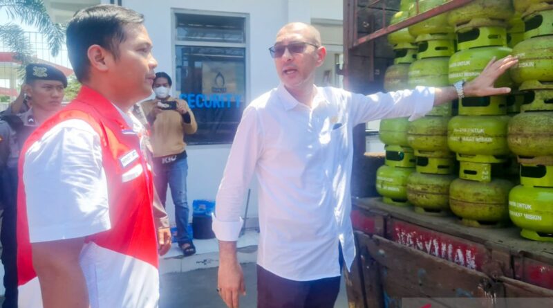 Anggota DPR datangi SPBE di Situbondo pastikan pasokan LPG 3kg