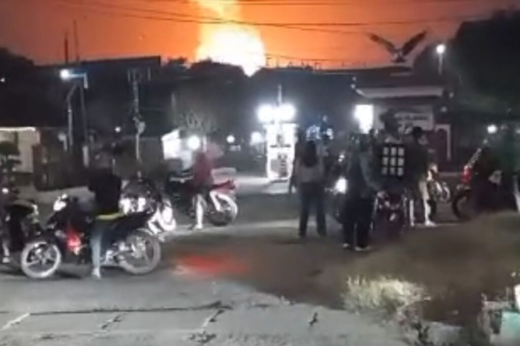 Gudang bekas pabrik KMK Tangerang meledak dan terbakar