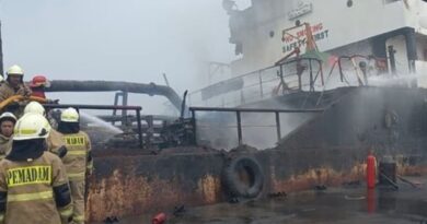 Sebuah kapal BBM terbakar di Pelabuhan Marunda
