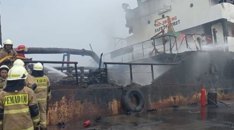 Sebuah kapal BBM terbakar di Pelabuhan Marunda
