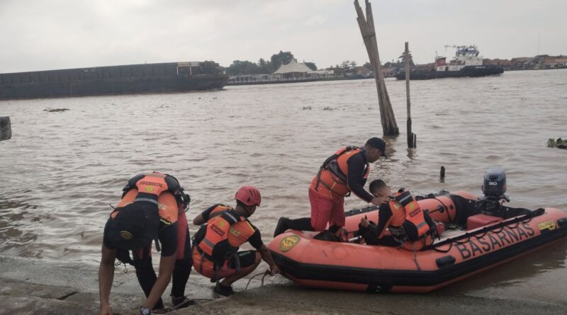 Basarnas sisir Sungai Musi cari satu korban ledakan kapal jukung