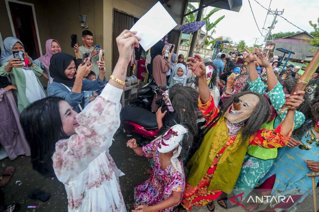 Warga Muaro Jambi merayakan Idul Fitri dengan tradisi Topeng Labu