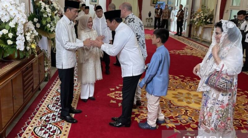 Presiden Jokowi sambut para tamu peserta "open house" di Istana